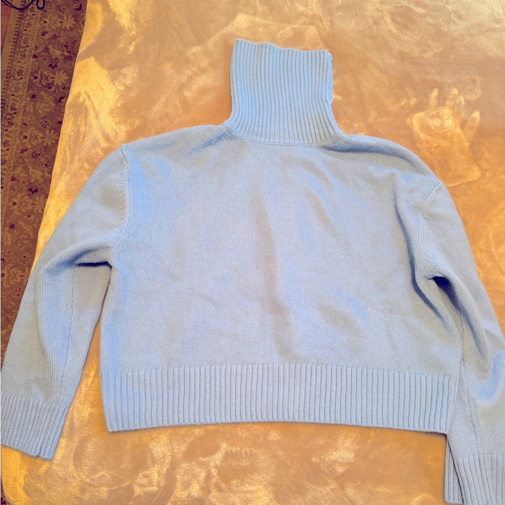 H&M Boxy cropped turtleneck sweater. Size Small
